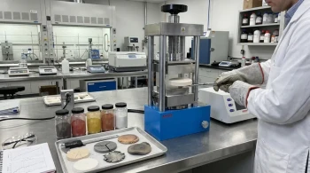 Por qué sus resultados de prensado en caliente son tan inconsistentes y cómo solucionarlo de forma definitiva