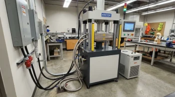 Más allá de la hoja de especificaciones: La infraestructura invisible de una prensa de laboratorio