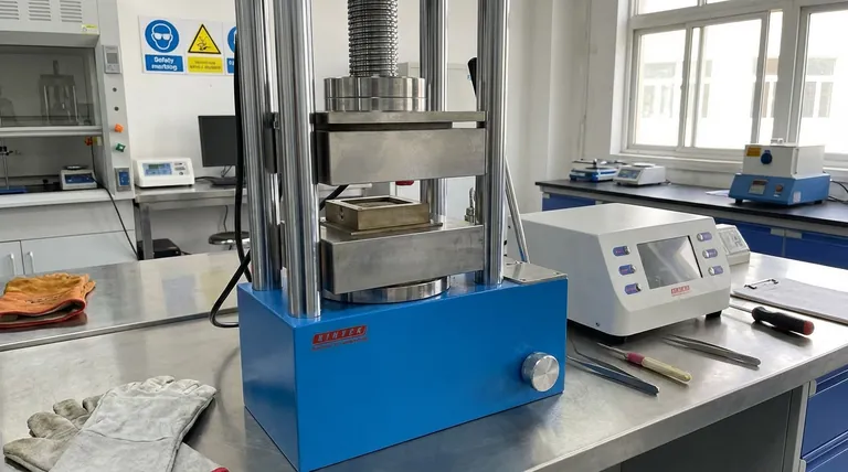 ما هي الاعتبارات اللازمة لأبعاد سطح المحمل في المكبس الساخن المختبري؟ضمان الأداء الأمثل والسلامة