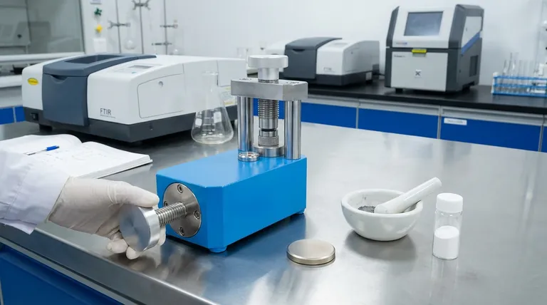 분광 분석을 위한 시료 전처리에 유압 프레스가 어떻게 기여하나요?FTIR 및 XRF를 위한 정확하고 균일한 시료 확보