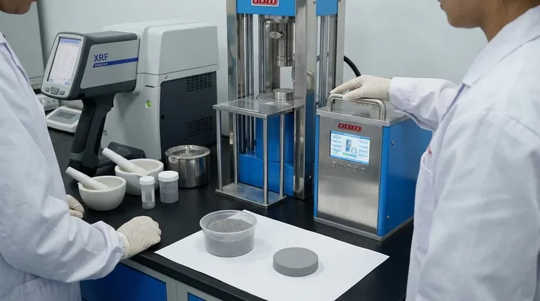 XRF分析において、プレス成形ペレットは粉末試料よりも優れた精度と正確性を提供する理由は何ですか?