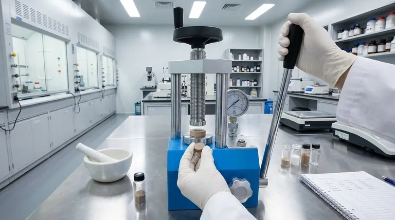 Qual è lo scopo principale delle presse idrauliche manuali da laboratorio per pellet? Ottenere una preparazione del campione ad alta precisione per la spettroscopia