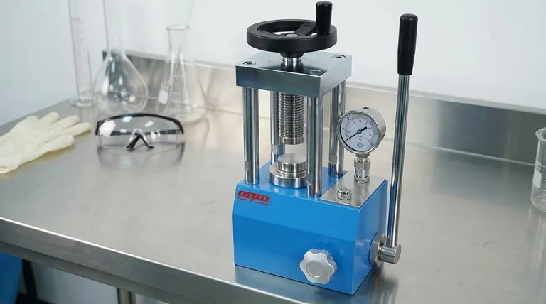 Quali caratteristiche di sicurezza sono integrate nelle pressa per pellet idrauliche manuali? Garantire la sicurezza dell'operatore e l'integrità dei dati