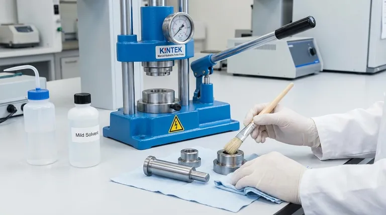 Quali sono le procedure di pulizia regolari per una pressa per pellet idraulica manuale? Garantire precisione e purezza per il tuo laboratorio