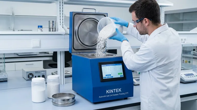 コールド等方圧間(CIP)プロセスにおける粉末の特定の要件は何ですか?均一な密度と複雑な形状を実現する