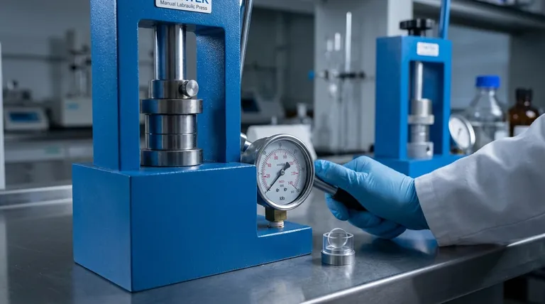 Qual é a função do manômetro integrado em uma Prensa de Pastilhas de KBr? Garanta a Preparação Reproduzível de Amostras para FTIR