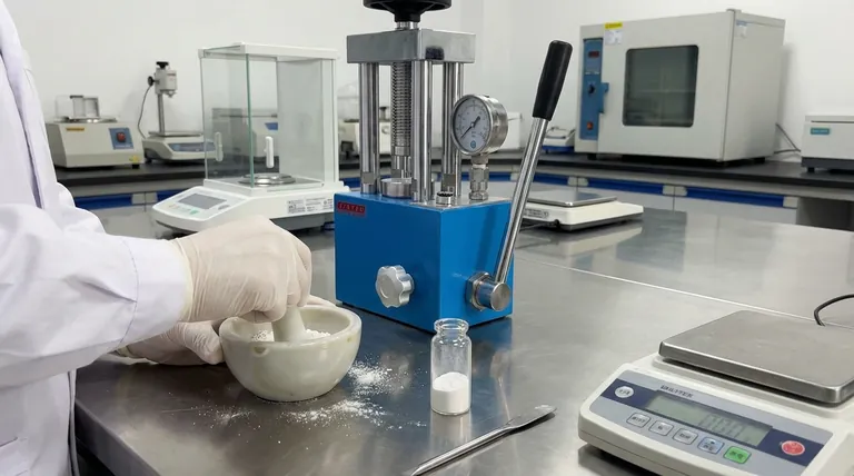 ペレットにプレスする前に、サンプルとKBrの混合物にどのような処理が必要ですか?完璧なFTIR分析のための準備をマスターしましょう