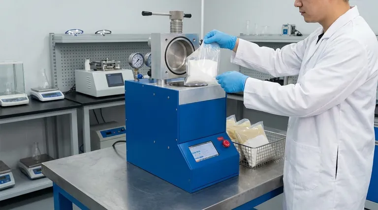 Come la pressatura isostatica a freddo (CIP) migliora la densificazione e la compattazione delle polveri? Ottenere densità uniforme e elevata resistenza a verde