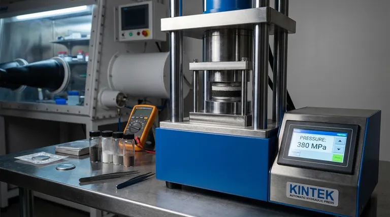 Perché l'alta pressione è cruciale per le prestazioni delle batterie a stato solido? Raggiungere una conduttività ionica e una stabilità superiori