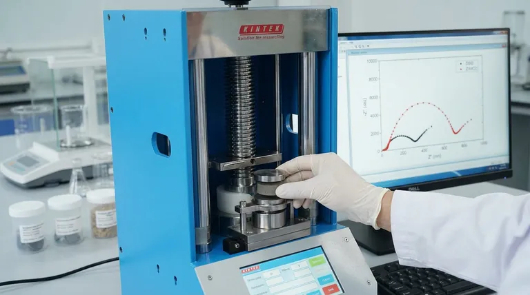 固相電解質のイオン伝導度測定において、粉末プレス機を使用する目的は何ですか?正確なEISデータを確保する