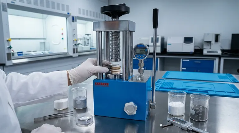 Qual è il ruolo delle presse idrauliche o a caldo da laboratorio nell'assemblaggio di batterie completamente allo stato solido? Ottenere prestazioni superiori delle batterie allo stato solido