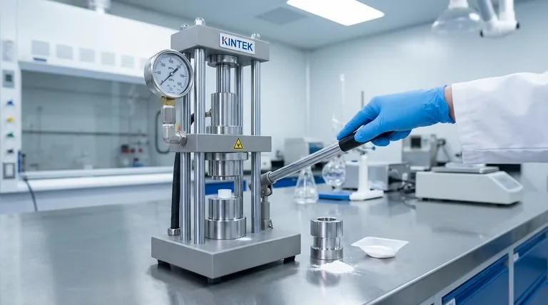 Por que uma prensa hidráulica de laboratório é usada para prensagem uniaxial antes da sinterização de pastilhas de cerâmica de eletrólito de estado sólido? Essencial para Condutividade Iônica e Resistência Mecânica