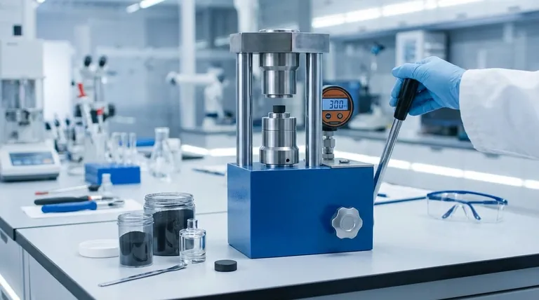 硫化物電解質を形成するために実験室用プレスを使用する主な利点は何ですか?低温・高密度製造を可能にする