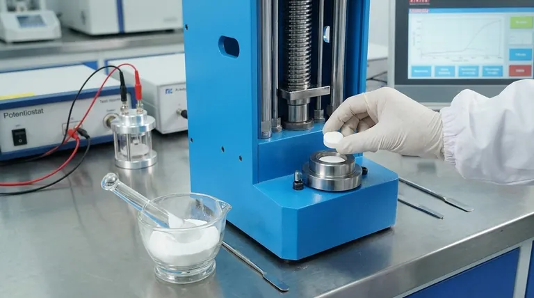 Qual è lo scopo dell'utilizzo di una pressa idraulica da laboratorio per la pressatura a freddo di elettroliti in polvere prima della misurazione della conducibilità? Garantire dati accurati sulla conducibilità ionica