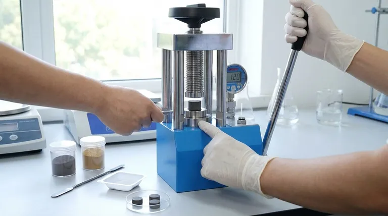 全固体電池の作製において、実験室用油圧プレスが使用されるのはなぜですか?高密度・低抵抗セルの実現