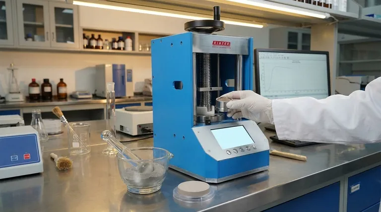 ما هو الغرض من ضغط عينات المسحوق لتحليل XRF؟ تعزيز الدقة والموثوقية في مختبرك