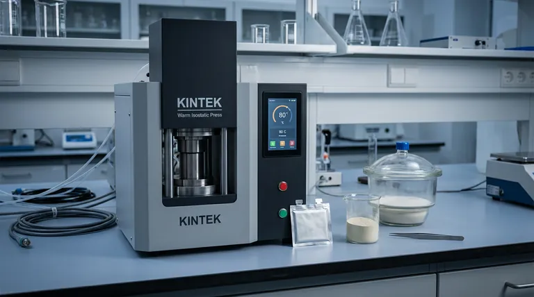 황화물 기반 고체 전해질 전지 준비에서 웜 등압 프레스의 핵심 역할은 무엇입니까? 공극 제거 및 성능 극대화