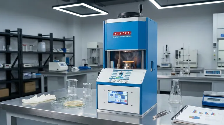 Qual è la funzione critica di una pressa a caldo nella preparazione di film di elettroliti solidi a base polimerica o di elettrodi? Padronanza della Compattazione e del Controllo dell'Interfaccia