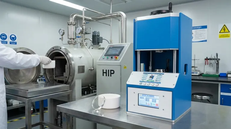 Perché la pressatura isostatica a caldo (HIP) è fondamentale per la densificazione di elettroliti ceramici duri come LLZO? Raggiungere la Massima Densità e Sicurezza