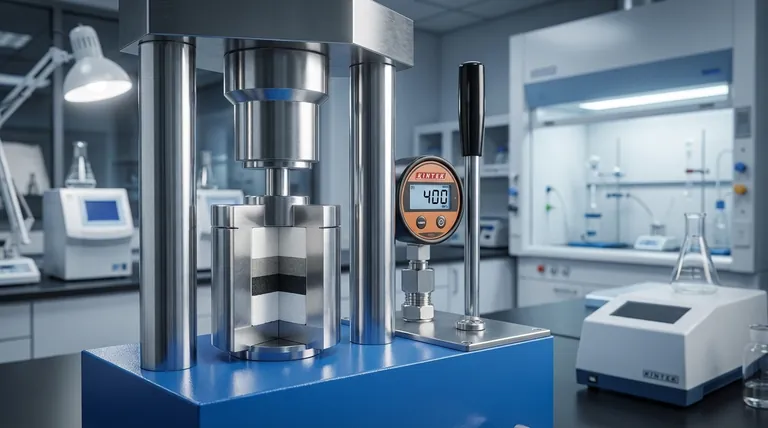 Qual è lo scopo dell'applicazione di alta pressione con una pressa idraulica da laboratorio durante l'assemblaggio di una batteria completamente solida? Ottenere un trasporto ionico ottimale e prestazioni della batteria