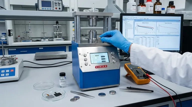 Qual è il ruolo di una pressa da laboratorio nell'assemblaggio di celle a bottone per la valutazione delle prestazioni del rivestimento? Garantire test accurati sui materiali delle batterie