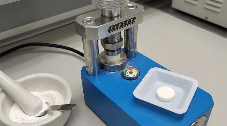 在电化学测试前,使用实验室液压机将卤化物电解质粉末压制成颗粒的主要目的是什么?实现准确的离子电导率测量