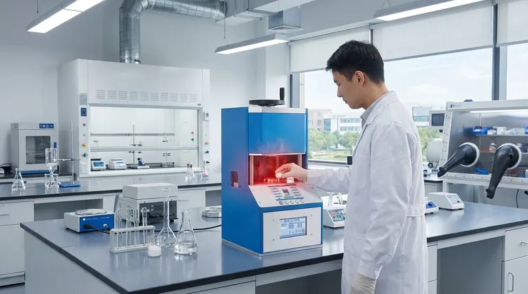 Quali sono i vantaggi dell'utilizzo di una pressa da laboratorio riscaldata per la preparazione di separatori di elettroliti alogenuri? Ottenere la massima conducibilità ionica