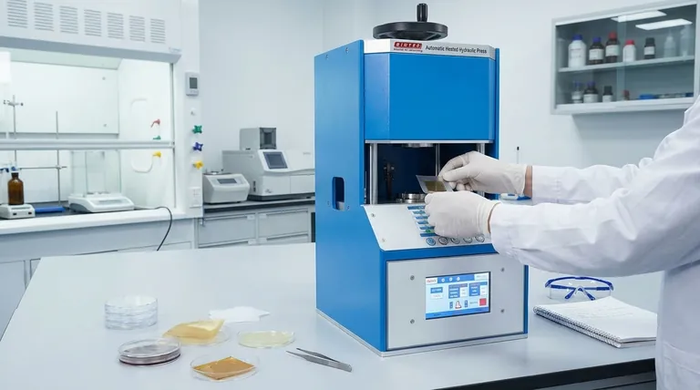 Qual è la funzione di una pressa da laboratorio riscaldata nella ricerca sugli elettroliti polimerici solidi? Fabbricazione di batterie allo stato solido ad alte prestazioni