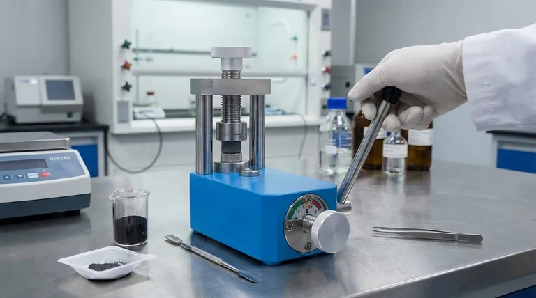 Perché la formatura ad alta pressione è fondamentale per i catodi delle batterie allo stato solido? Costruire percorsi superiori per il trasporto ionico