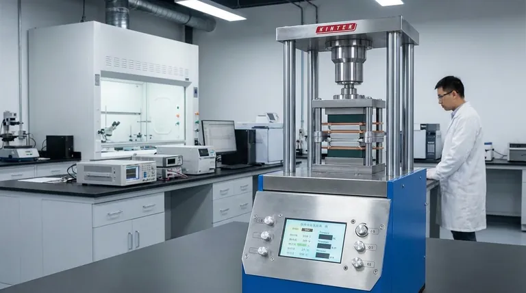 Qual è la funzione di un'attrezzatura di prova specializzata per batterie a stato solido? Simulare la pressione dello stack del mondo reale per risultati accurati