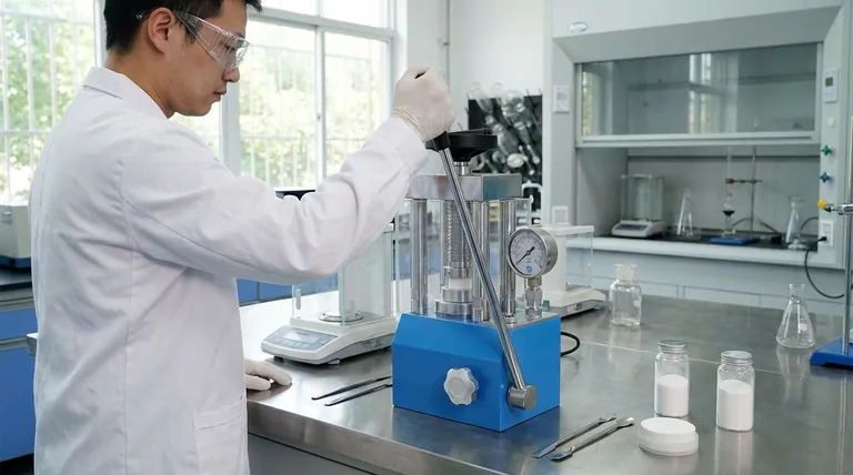 Qual é a função de uma prensa hidráulica de laboratório na preparação de pastilhas cerâmicas de eletrólitos sólidos do tipo granada, como LLZTO? Arquitetando Estruturas Densas e Condutivas