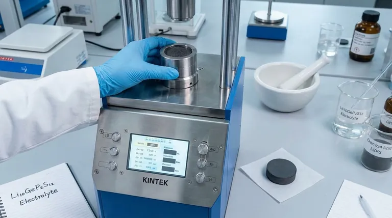 Qual è la funzione di una pressa idraulica da laboratorio nella fabbricazione di pellet di elettrolita solido di Li10GeP2S12 (LGPS)? Compattazione per una conduttività ionica superiore