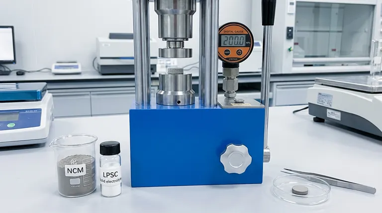 NCM/LPSC/Li全固体電池の組み立てプロセスにおけるラボプレス(実験室用プレス)の主な機能は何ですか? 重要な固体-固体界面の実現