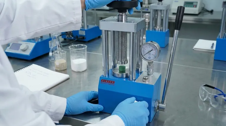 LGVO固体電解質前駆体の作製において、実験室用油圧プレスで360 MPaの圧力を印加する目的は何ですか?最適な密度とイオン伝導率の達成