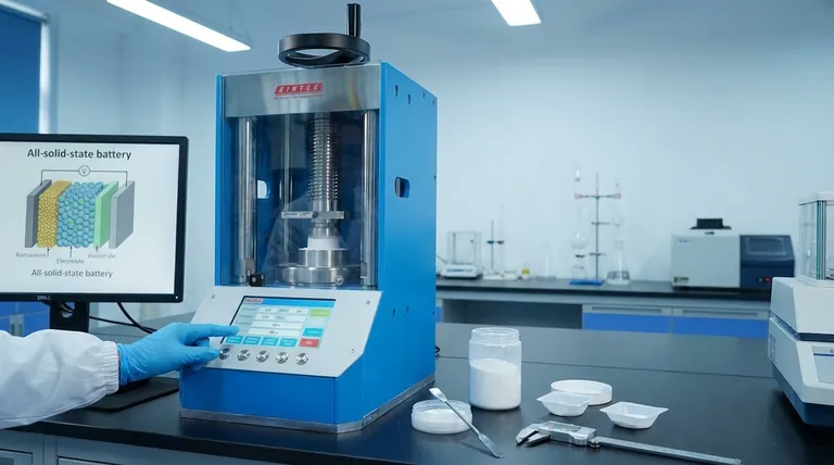 Qual è lo scopo dell'utilizzo di una pressa idraulica da laboratorio per la pressatura a freddo della polvere di elettrolita LPSCl₀.₃F₀.₇? Ingegnerizzare membrane per batterie dense e ad alte prestazioni