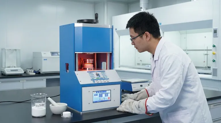 Quali sono i vantaggi di una pressa da laboratorio riscaldata per pellet di Li₂OHBr? Raggiungere la massima conducibilità ionica