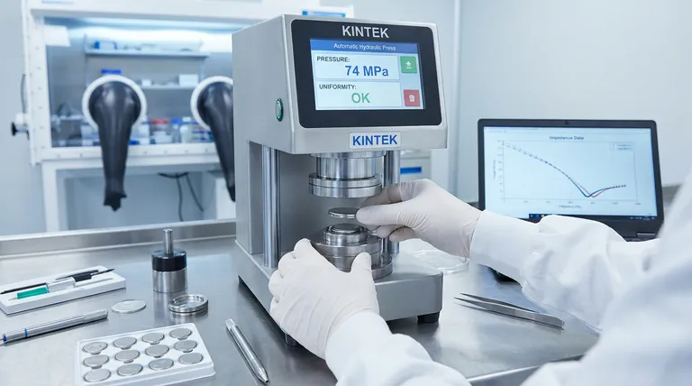 全固体コイン電池の組み立てと密閉において、精密かつ均一な圧力印加が不可欠なのはなぜですか?