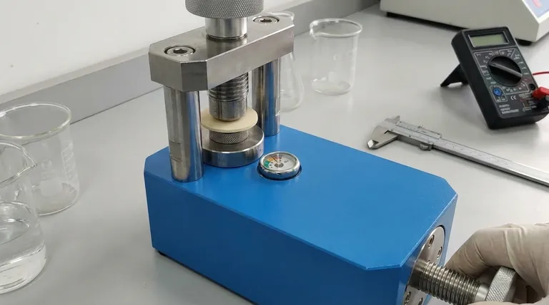 乾燥した混合固体電解質膜を2.8 MPaの圧力で圧縮するために実験室用油圧プレスが使用されるのはなぜですか?バッテリー性能の最適化