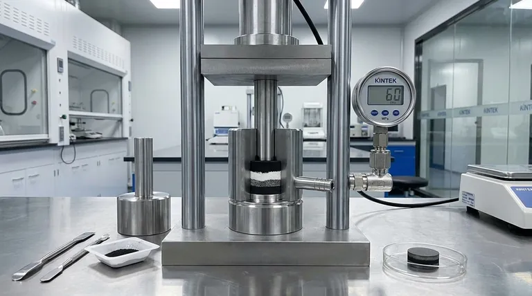 Qual è la funzione di una matrice per pellet nel processo di compattazione delle polveri? Essenziale per batterie allo stato solido ad alte prestazioni