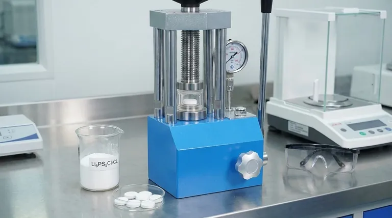 Qual é o papel crítico de uma prensa hidráulica de laboratório na preparação de separadores de eletrólitos de estado sólido a partir de pó Li₆PS₅Cl-CL? Densificar o pó para baterias de alto desempenho