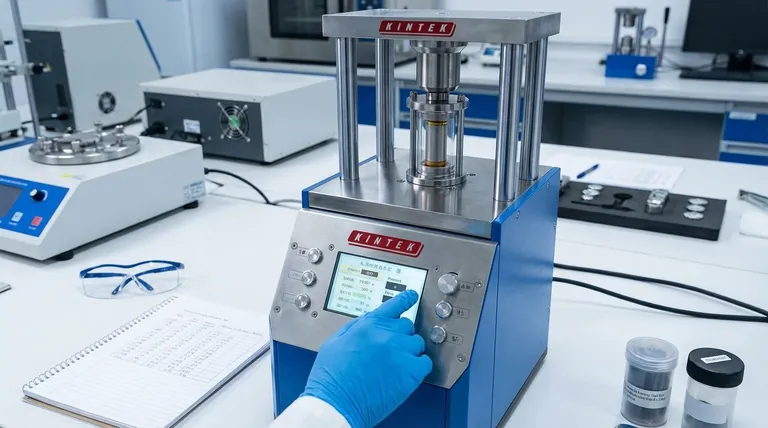 Perché la pressione di formatura costante è essenziale per i test delle batterie Li2S/Li6PS5Br? Garantire dati elettrochimici affidabili