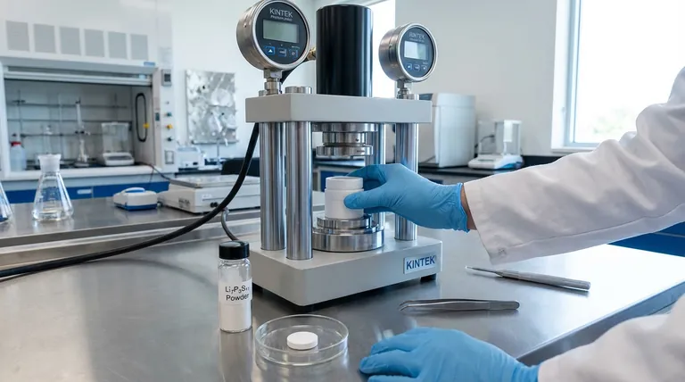 Qual è la funzione di una matrice in PTFE quando si pressano pellet di elettrolita Li7P3S11? Garantire purezza e integrità per la ricerca sulle batterie a stato solido