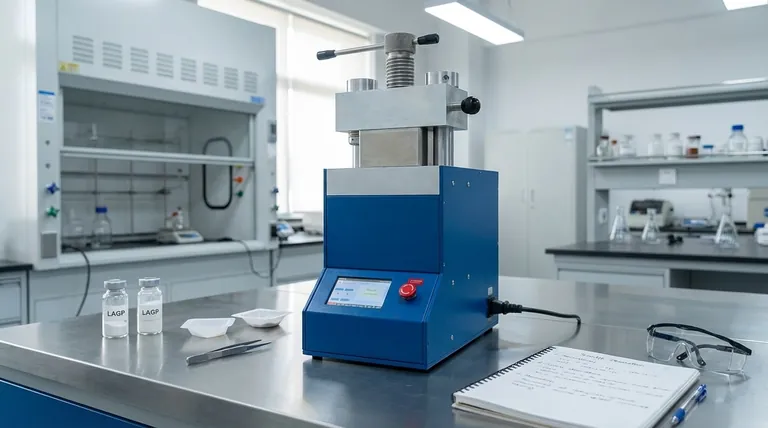 Perché viene utilizzata una pressa isostatica per formare fogli di elettrolita ceramico LAGP dalla polvere?