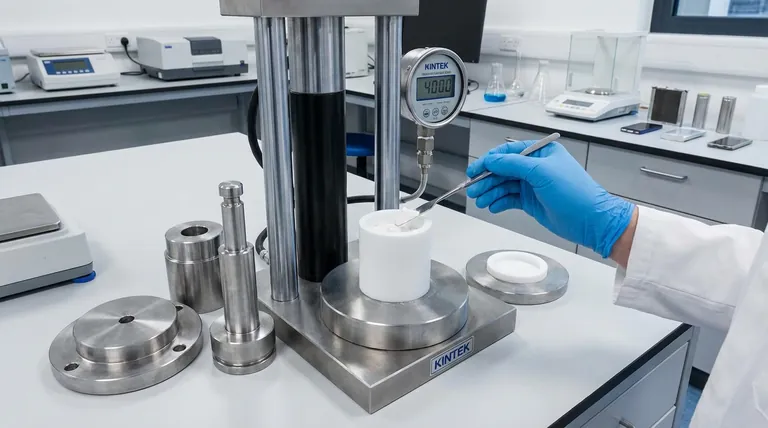 Qual è la funzione di uno stampo in PTFE nell'assemblaggio di batterie agli ioni di sodio interamente allo stato solido? Garantire interfacce solido-solido uniformi e ad alte prestazioni