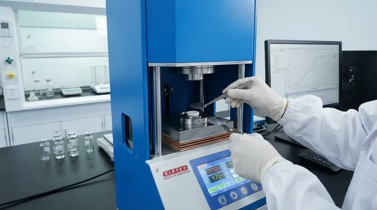 Qual è lo scopo dell'utilizzo di una pressa da laboratorio riscaldata per l'assemblaggio di celle simmetriche Li|LLZTO|Li? Ottenere interfacce perfette per batterie a stato solido