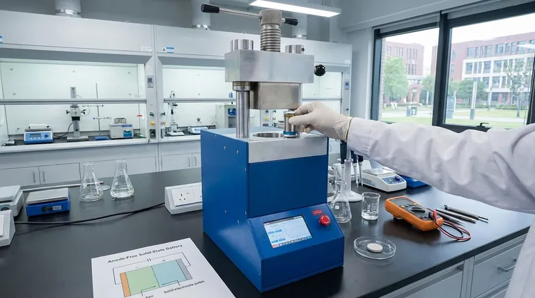 アノードフリー全固体電池（AFSSBs）の組み立て中に、実験室用油圧プレスまたはコールドアイソスタティックプレス（CIP）の主な機能は何ですか？効率的なイオン輸送のための密着性を確保すること