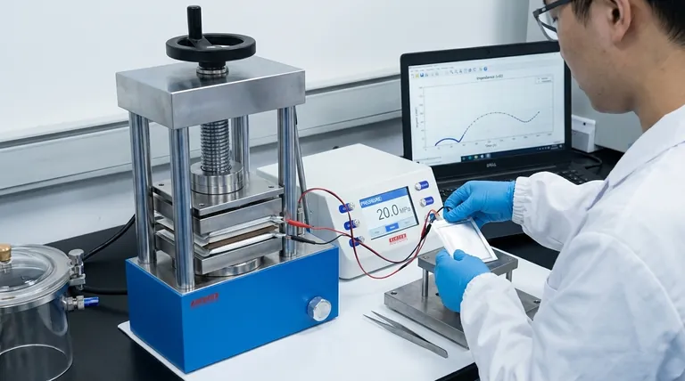 全固体電池のパウチセル組み立て時に外部圧力を印加する主な目的は何ですか? 密着性を確保し、高性能を実現するため