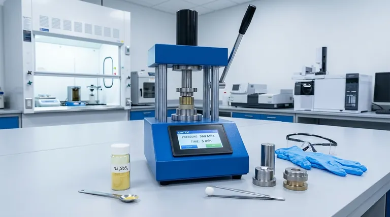 実験室用油圧プレス の主な機能は何ですか?全固体電解質ペレット作製における重要なステップ