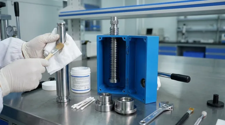 كيف يجب تنظيف مكبس الكريات الهيدروليكي اليدوي وصيانته؟ ضمان نتائج دقيقة وطول العمر