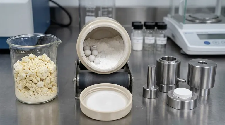 Qual è lo scopo dell'utilizzo di un mulino a palle per processare la polvere di LATP calcinata prima che venga pressata in un pellet? Sblocca elettroliti ad alte prestazioni